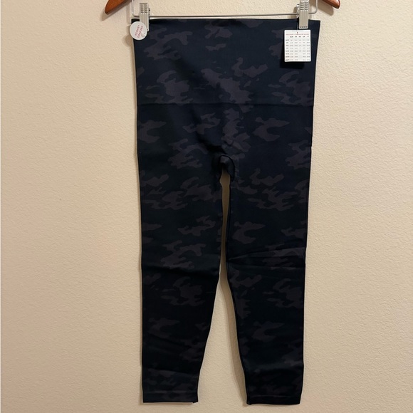 Spanx Look At Me Now Seamless Cropped Leggings size XL Camo Black - Picture 4 of 8